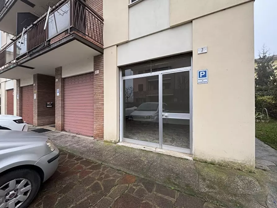 Immagine 2 di Negozio in vendita  a Carpi