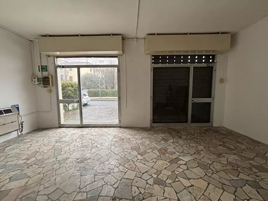 Immagine 4 di Negozio in vendita  a Carpi