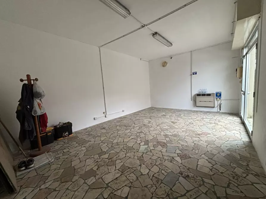 Immagine 8 di Negozio in vendita  a Carpi