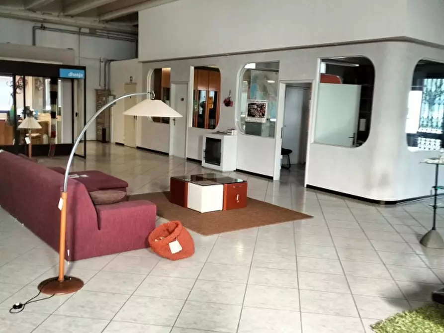 Immagine 2 di Capannone industriale in vendita  a Rolo