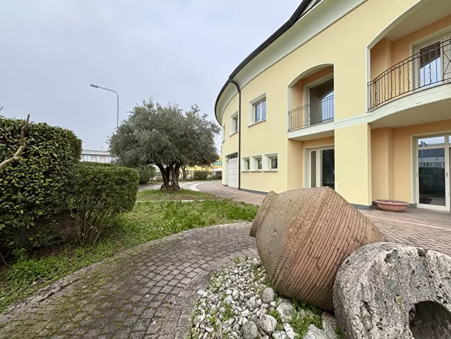 Immagine 2 di Capannone industriale in vendita  a Carpi