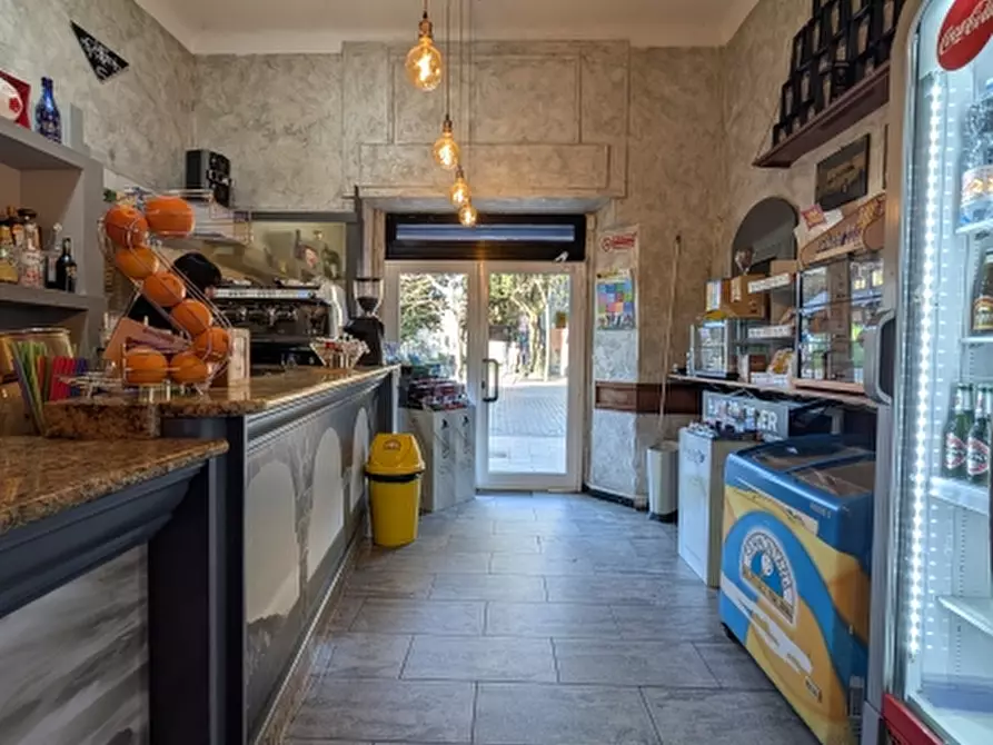 Immagine 1 di Licenza in vendita  in Piazza Lerda a Genova