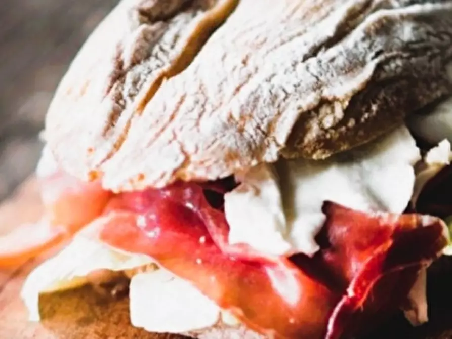 Immagine 2 di Licenza in vendita  in piazza de ferrari a Genova