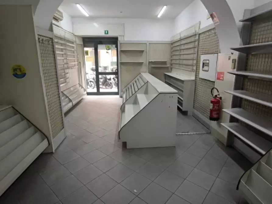 Immagine 2 di Locale commerciale in vendita  a Genova