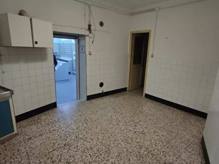 Immagine 4 di Locale commerciale in vendita  a Genova