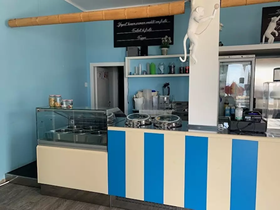 Immagine 1 di Locale commerciale in vendita  in via Aurelia a Cogoleto