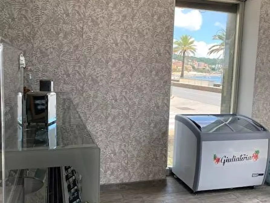 Immagine 15 di Locale commerciale in vendita  in via Aurelia a Cogoleto