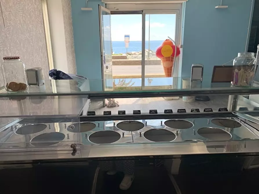 Immagine 10 di Locale commerciale in vendita  in via Aurelia a Cogoleto