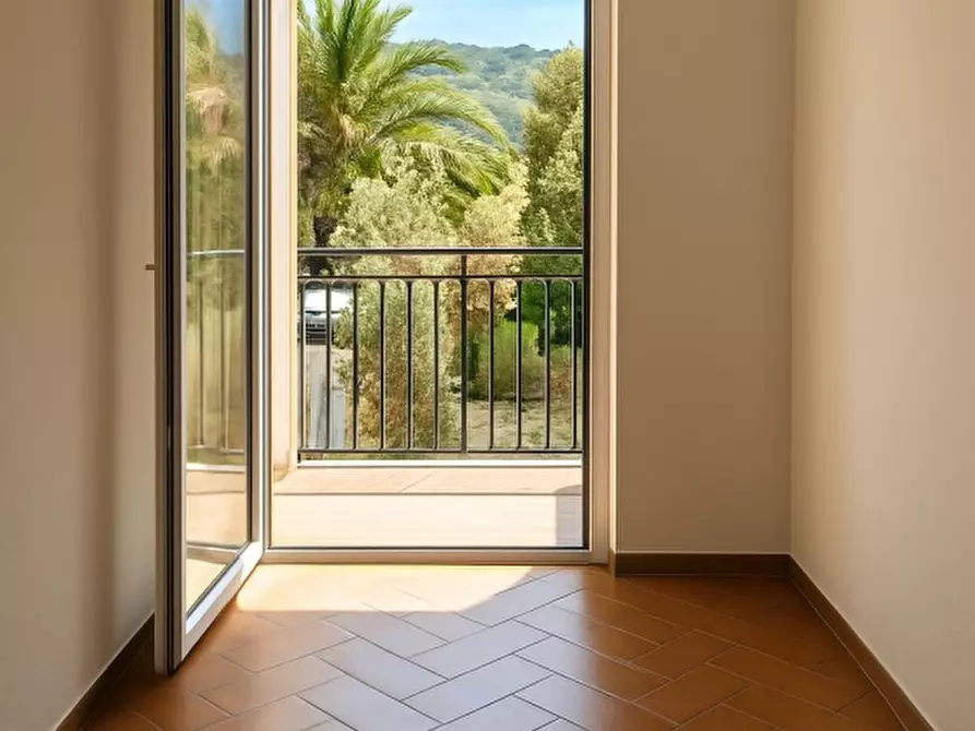 Immagine 11 di Appartamento in vendita  a Varazze