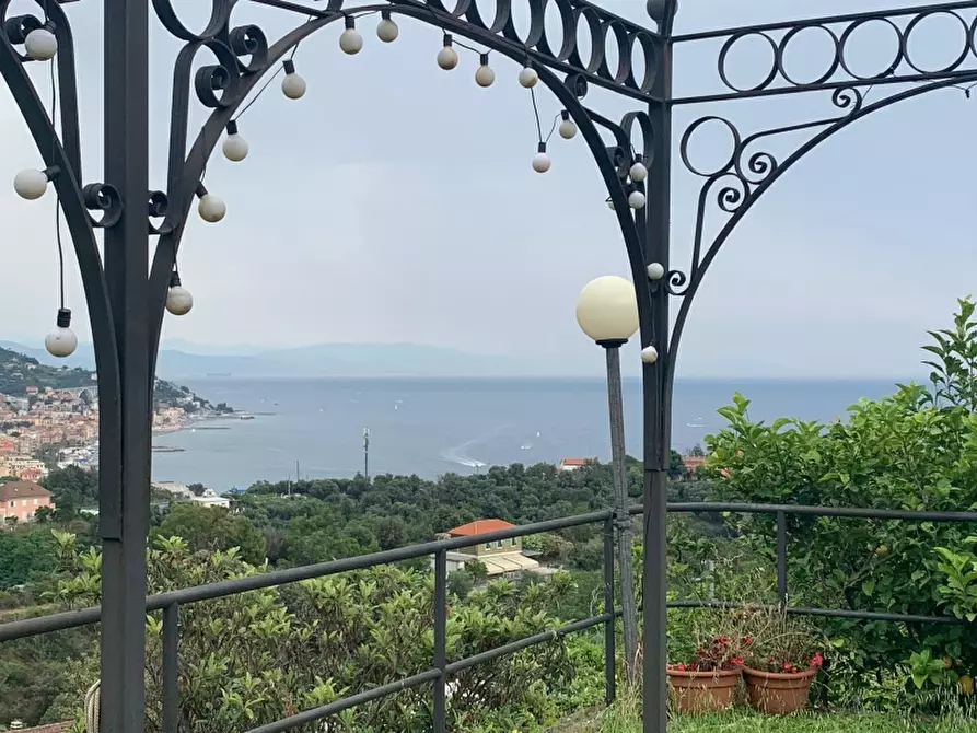 Immagine 1 di Villa in vendita  a Celle Ligure