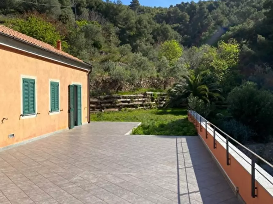 Immagine 5 di Villa in vendita  a Spotorno
