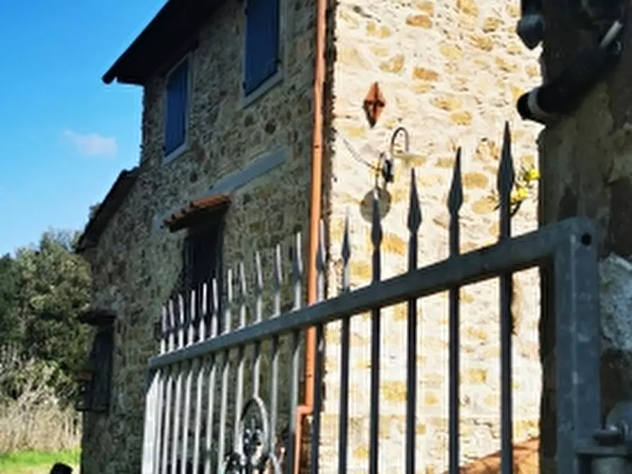 Immagine 1 di Casa colonica in vendita  a Rosignano Marittimo