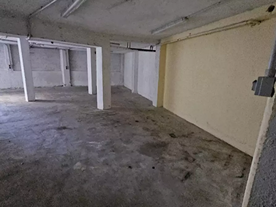 Immagine 2 di Magazzino in vendita  a Desenzano Del Garda