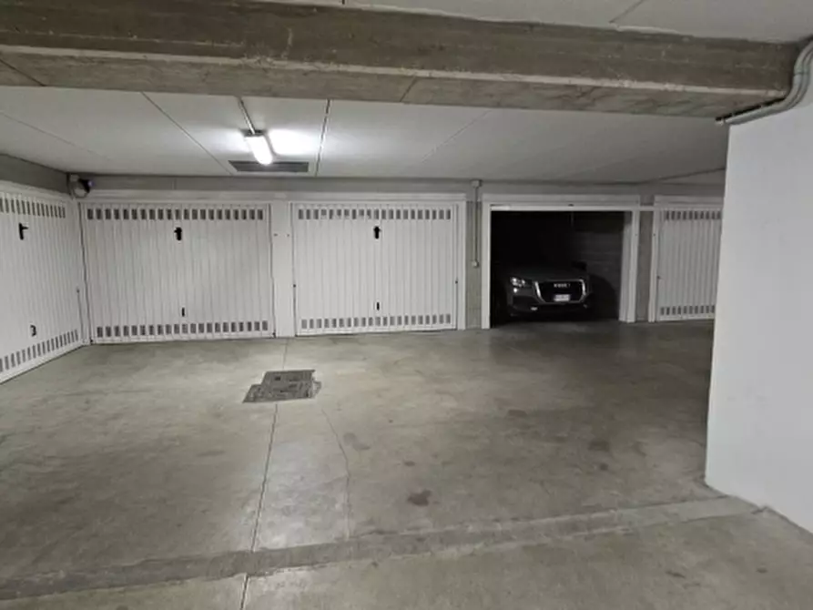 Immagine 2 di Box auto in vendita  a Desenzano Del Garda