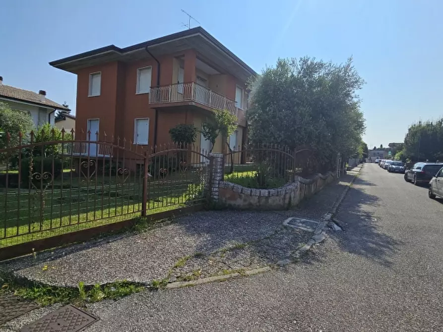 Immagine 2 di Villa in vendita  in via Sarca 1 a Desenzano Del Garda