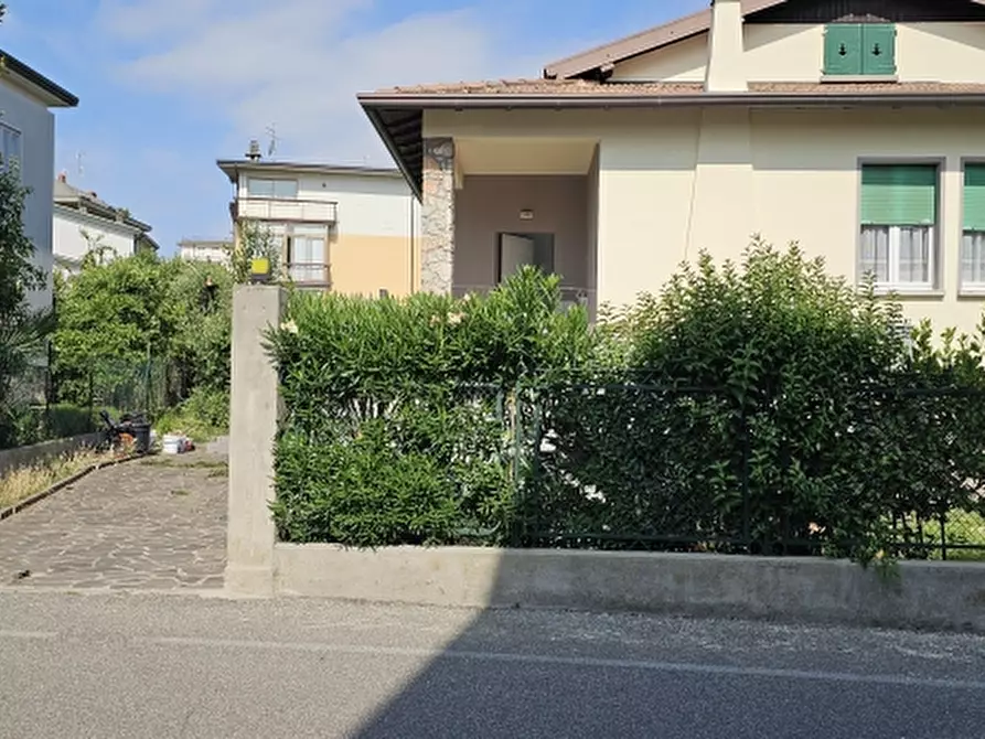 Immagine 1 di Villa in vendita  in Via Bonvicino a Desenzano Del Garda