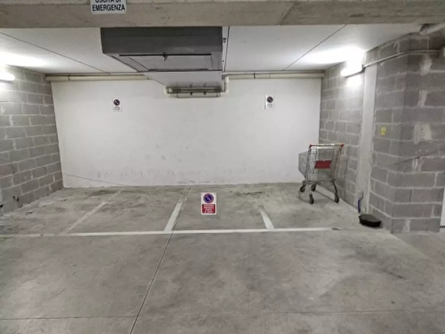 Immagine 1 di Box auto in vendita  a Desenzano Del Garda