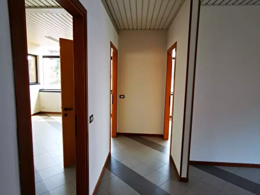 Immagine 1 di Ufficio in affitto  a Desenzano Del Garda