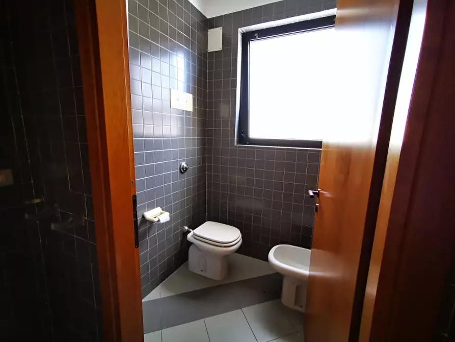 Immagine 2 di Ufficio in affitto  a Desenzano Del Garda