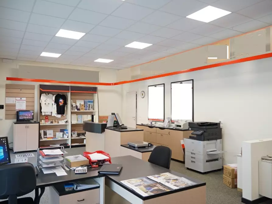 Immagine 1 di Locale commerciale in affitto  a Desenzano Del Garda