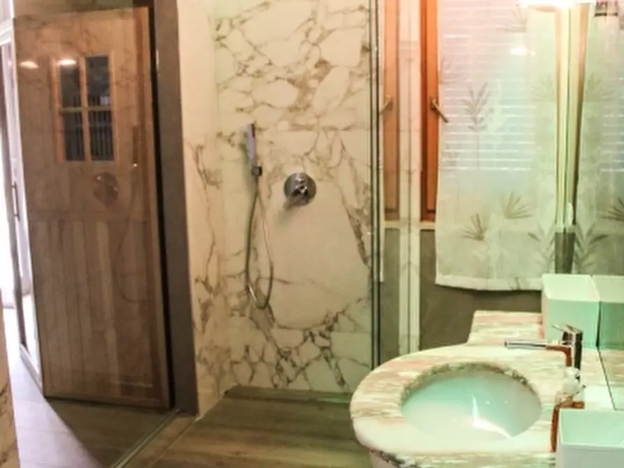 Immagine 8 di Appartamento in vendita  a Desenzano Del Garda