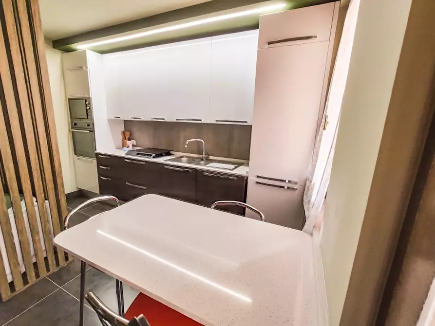 Immagine 3 di Appartamento in vendita  a Desenzano Del Garda