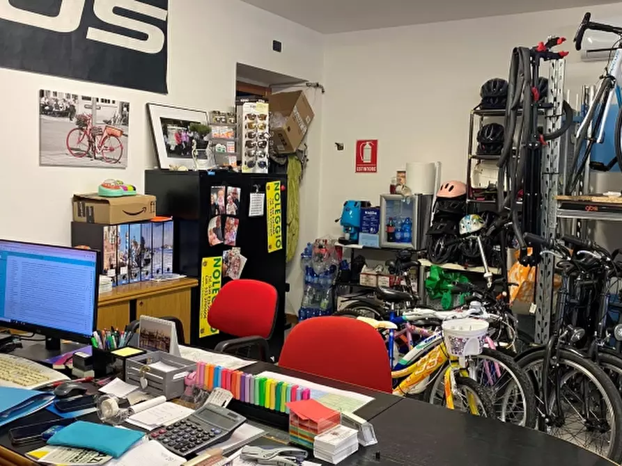 Immagine 3 di Negozio in vendita  in via di vittorio 114 a Desenzano Del Garda