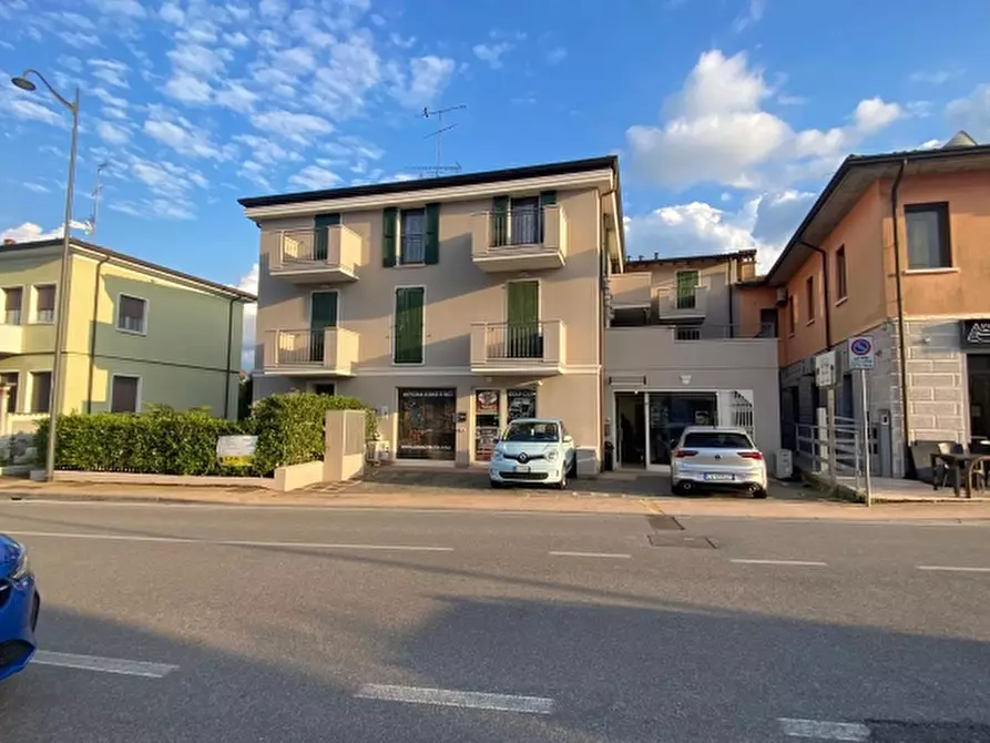 Immagine 1 di Negozio in vendita  in via di vittorio 114 a Desenzano Del Garda