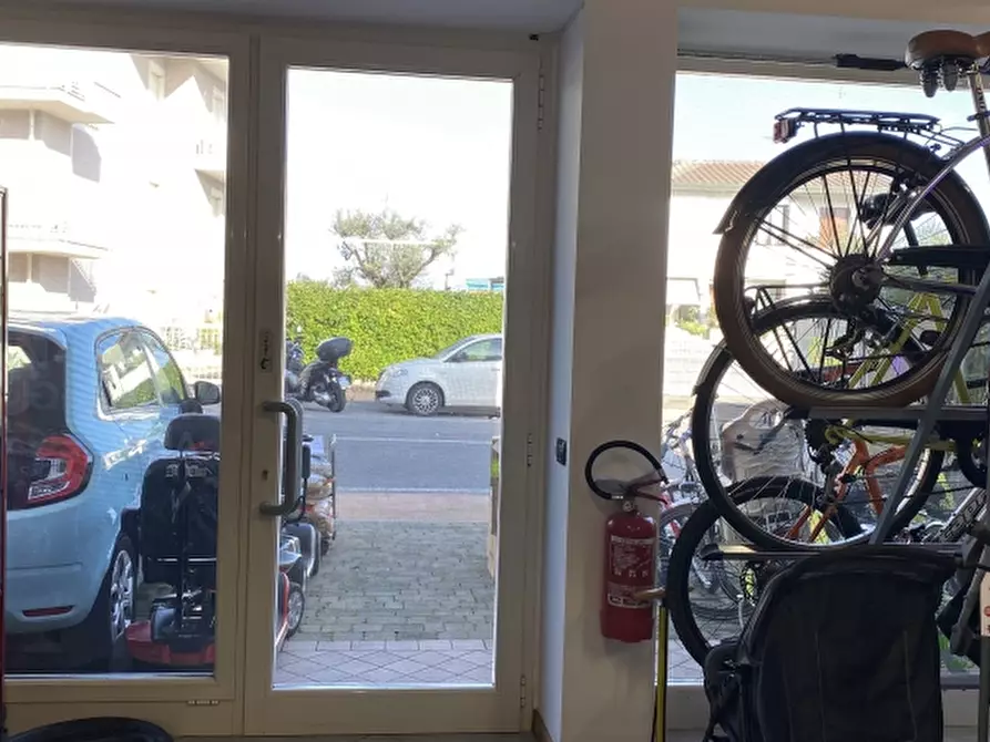 Immagine 5 di Negozio in vendita  in via di vittorio 114 a Desenzano Del Garda