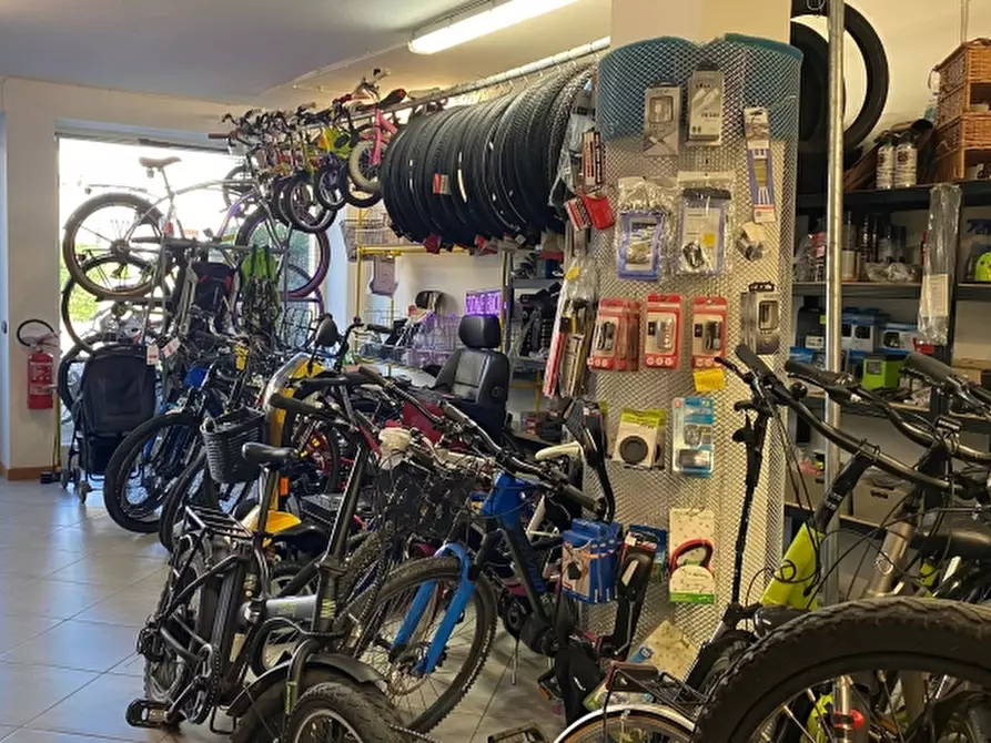 Immagine 7 di Negozio in vendita  in via di vittorio 114 a Desenzano Del Garda