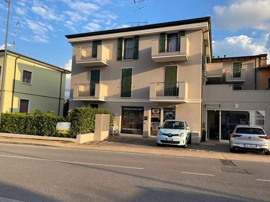 Immagine 2 di Negozio in vendita  in via di vittorio 114 a Desenzano Del Garda