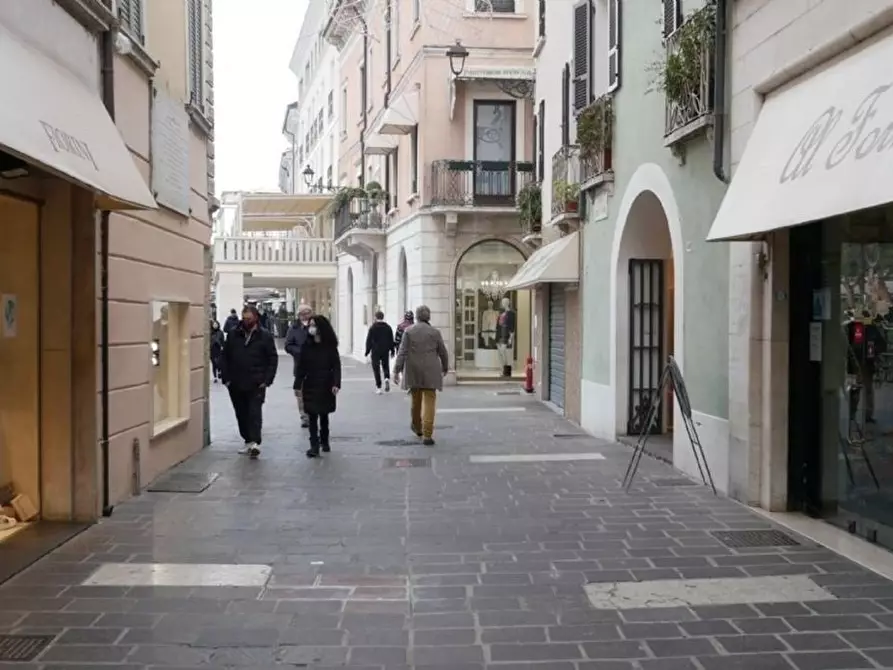 Immagine 1 di Negozio in affitto  in Piazza Giacomo Matteotti a Desenzano Del Garda