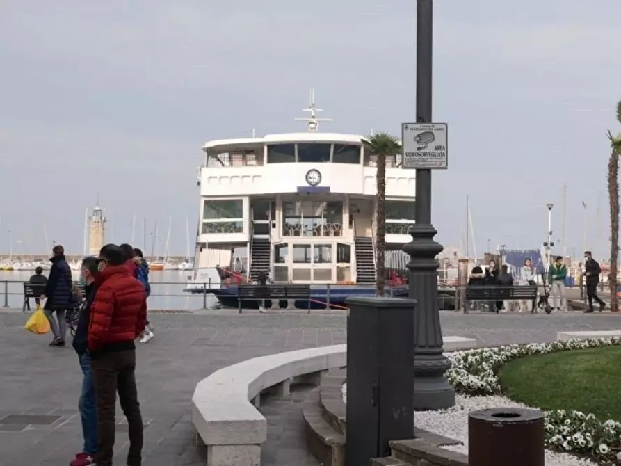 Immagine 2 di Negozio in affitto  in Piazza Giacomo Matteotti a Desenzano Del Garda