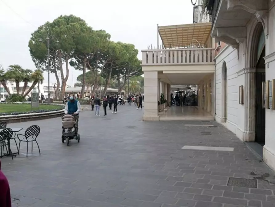 Immagine 3 di Negozio in affitto  in Piazza Giacomo Matteotti a Desenzano Del Garda