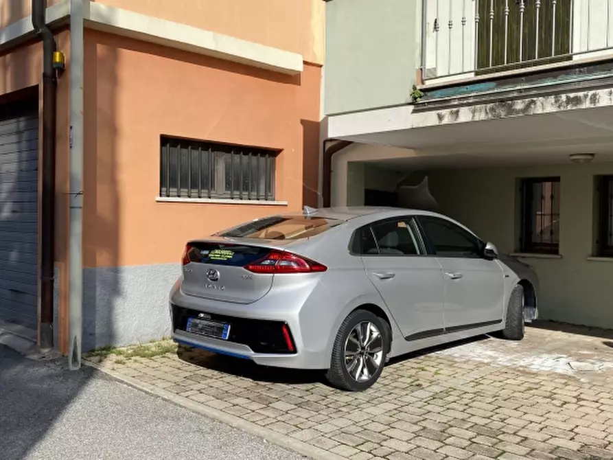 Immagine 12 di Negozio in vendita  in via di vittorio 114 a Desenzano Del Garda