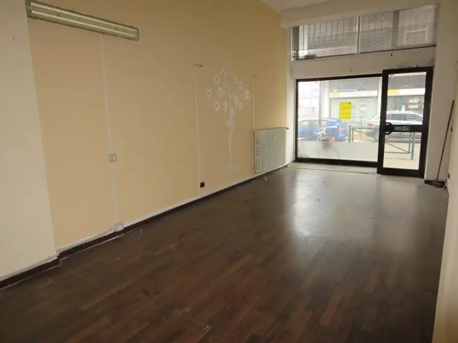 Immagine 14 di Negozio in vendita  a Muggiò