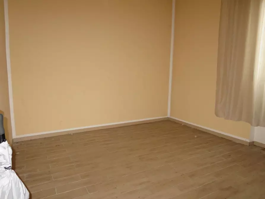 Immagine 15 di Negozio in vendita  a Muggiò