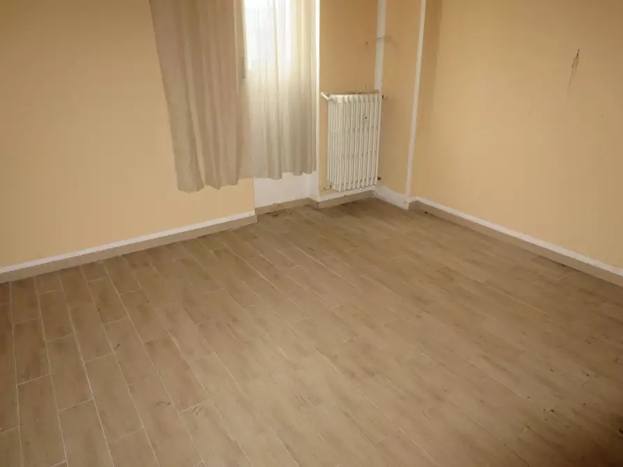 Immagine 16 di Negozio in vendita  a Muggiò