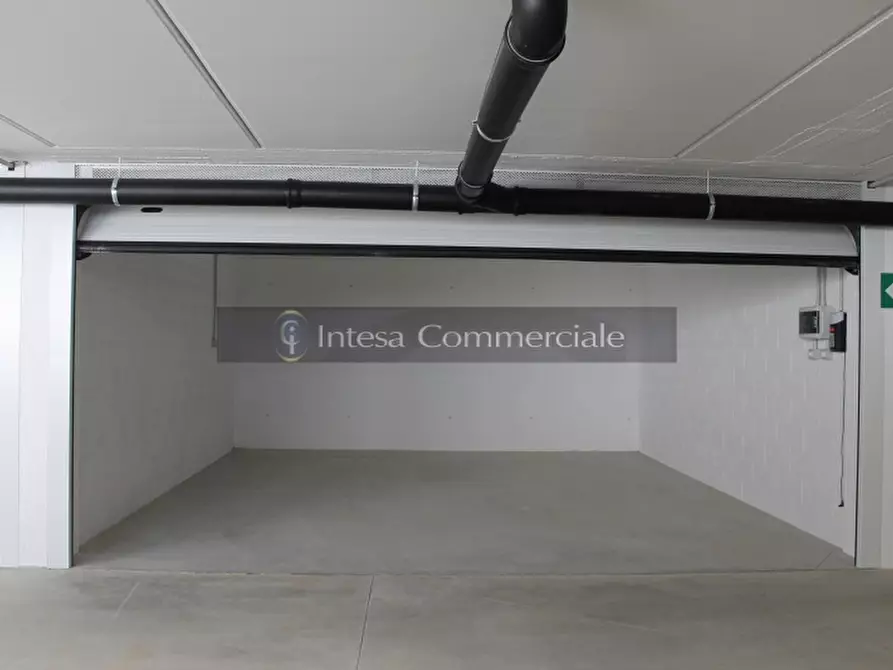 Immagine 9 di Negozio in vendita  a Brescia