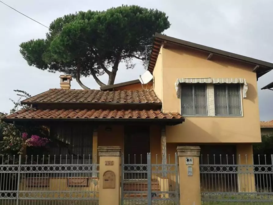 Immagine 1 di Villa in vendita  in Via Trieste a Camaiore