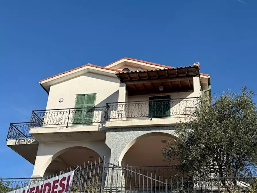 Immagine 3 di Villa in vendita  a Pietra Ligure