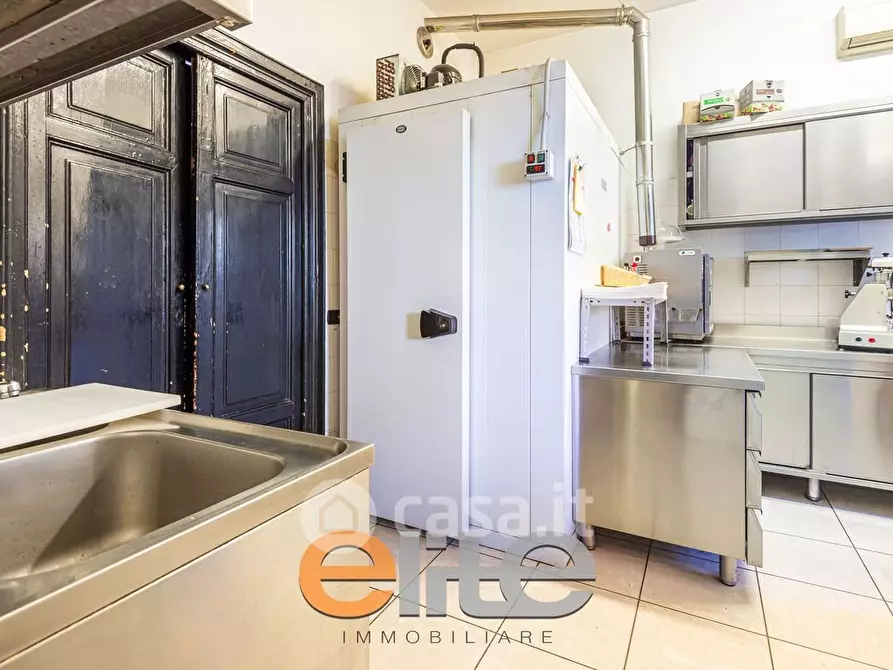 Immagine 12 di Attività commerciale in vendita  in Corso Sempione 17 a Milano