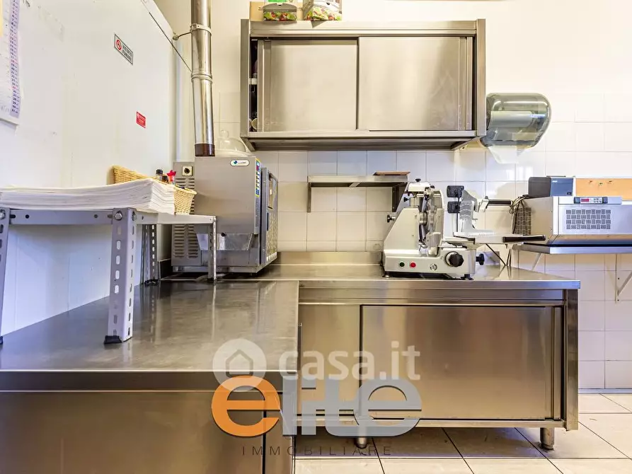 Immagine 15 di Attività commerciale in vendita  in Corso Sempione 17 a Milano