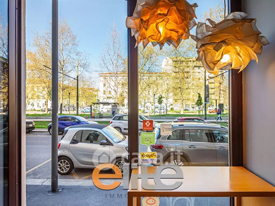 Immagine 2 di Attività commerciale in vendita  in Corso Sempione 17 a Milano