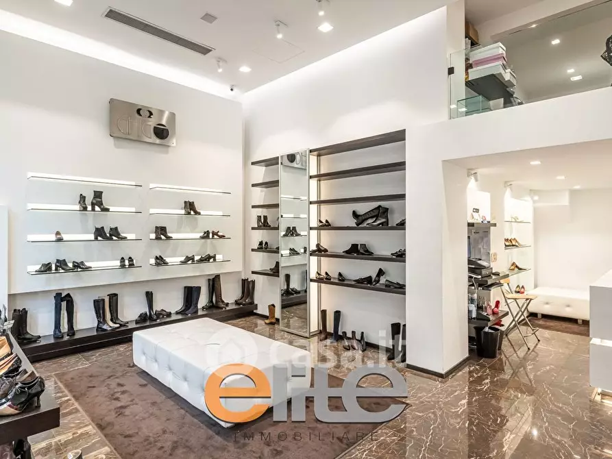 Immagine 7 di Attività commerciale in vendita  in Viale Tunisia 2 a Milano