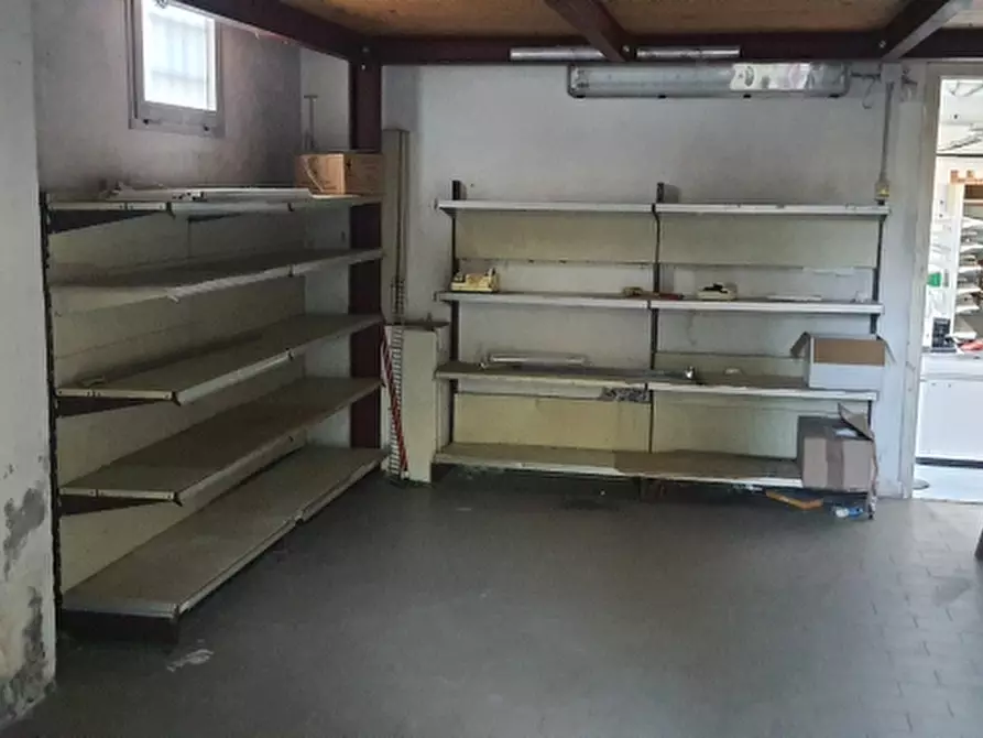 Immagine 2 di Locale commerciale in vendita  in strada cenerente a Perugia