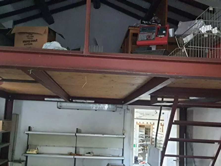 Immagine 11 di Locale commerciale in vendita  in strada cenerente a Perugia