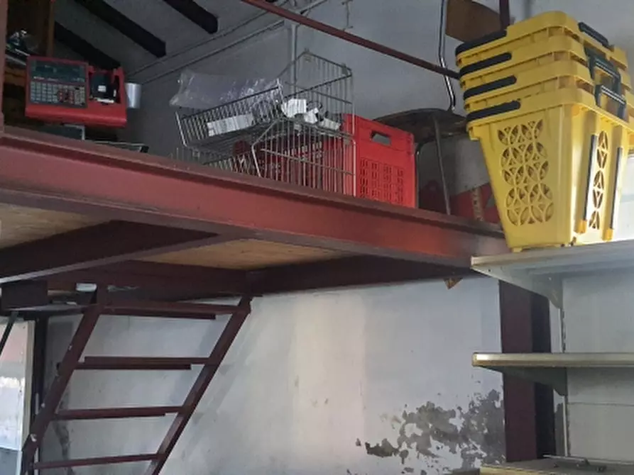 Immagine 12 di Locale commerciale in vendita  in strada cenerente a Perugia