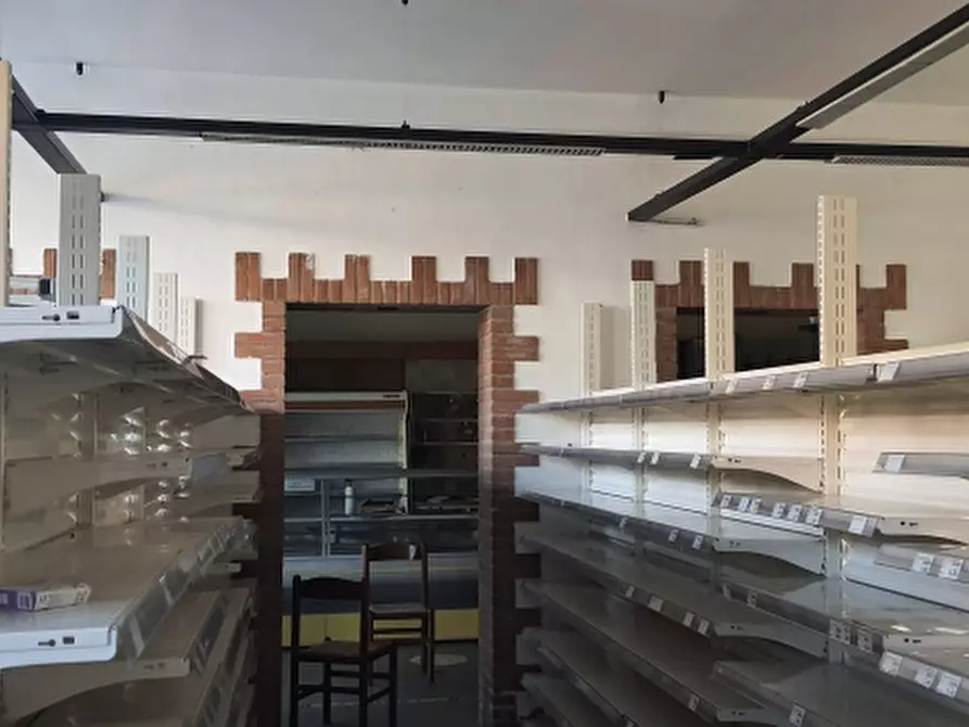 Immagine 3 di Locale commerciale in vendita  in strada cenerente a Perugia