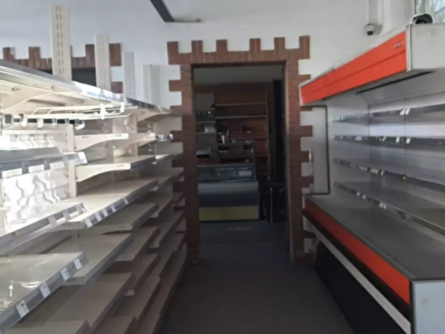 Immagine 5 di Locale commerciale in vendita  in strada cenerente a Perugia